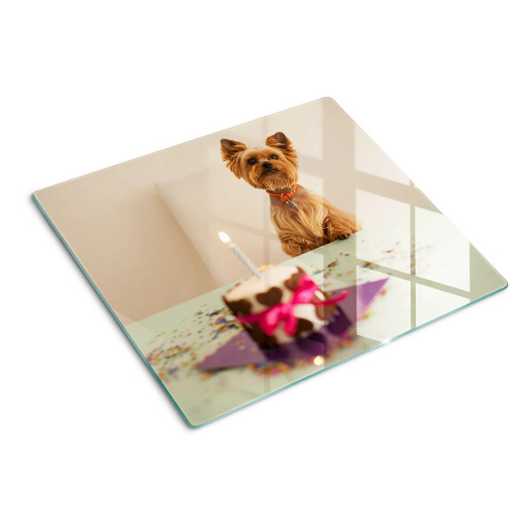 Tábua para corte Um cachorro na mesa com um bolo