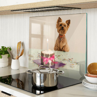 Tábua para corte Um cachorro na mesa com um bolo