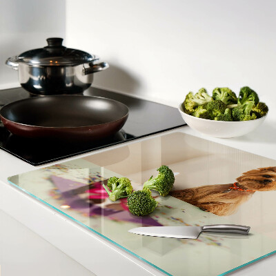 Tábua para corte Um cachorro na mesa com um bolo