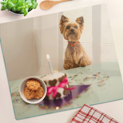 Tábua para corte Um cachorro na mesa com um bolo