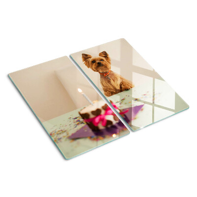 Tábua para corte Um cachorro na mesa com um bolo