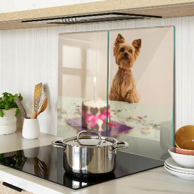 Tábua para corte Um cachorro na mesa com um bolo