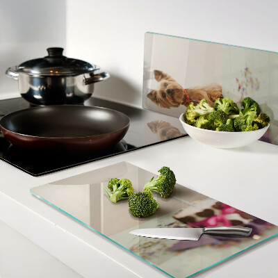 Tábua para corte Um cachorro na mesa com um bolo