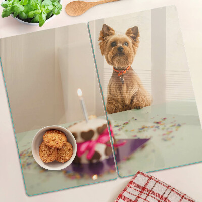 Tábua para corte Um cachorro na mesa com um bolo