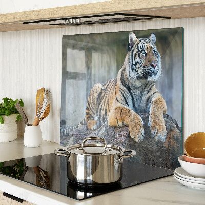 Tábua para corte Tigre no tronco de uma árvore