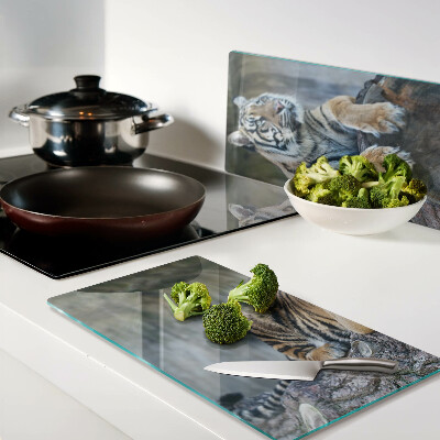 Tábua para corte Tigre no tronco de uma árvore