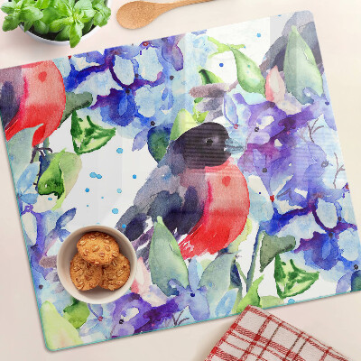 Tábua para corte Um pássaro contra um fundo de flores