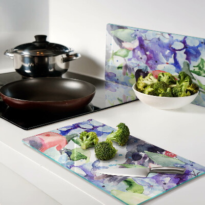 Tábua para corte Um pássaro contra um fundo de flores