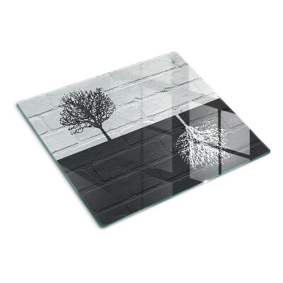 Tábua para corte Uma árvore contra um fundo de tijolos