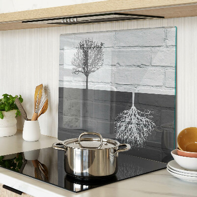 Tábua para corte Uma árvore contra um fundo de tijolos