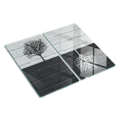 Tábua para corte Uma árvore contra um fundo de tijolos