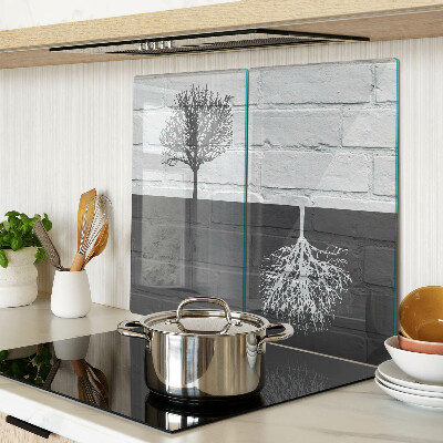 Tábua para corte Uma árvore contra um fundo de tijolos