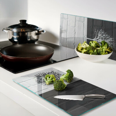 Tábua para corte Uma árvore contra um fundo de tijolos