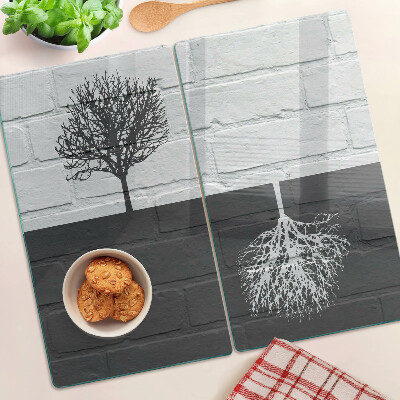 Tábua para corte Uma árvore contra um fundo de tijolos