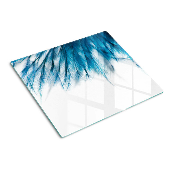 Tábua para corte Penas azuis em um fundo branco