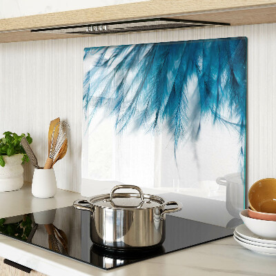 Tábua para corte Penas azuis em um fundo branco