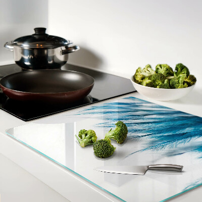 Tábua para corte Penas azuis em um fundo branco