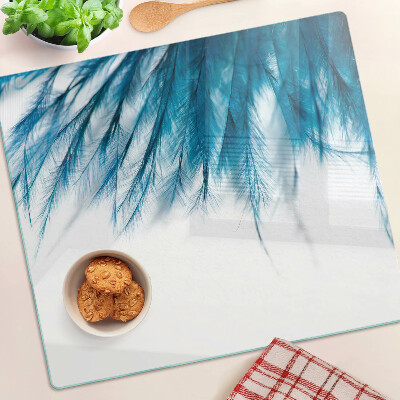 Tábua para corte Penas azuis em um fundo branco