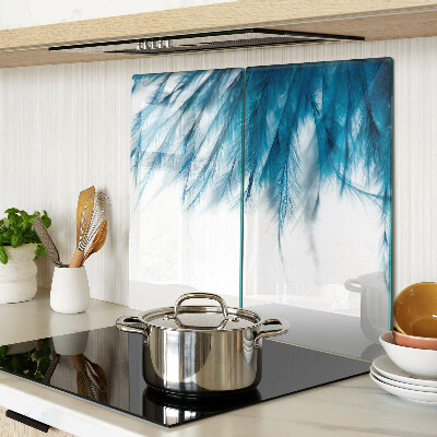 Tábua para corte Penas azuis em um fundo branco