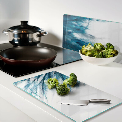 Tábua para corte Penas azuis em um fundo branco