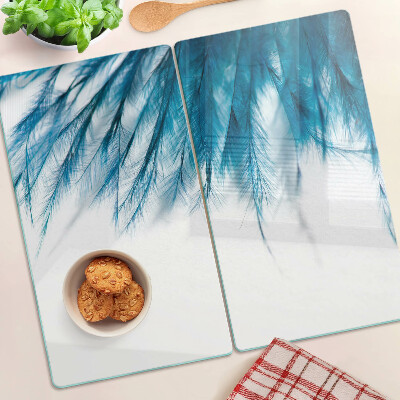 Tábua para corte Penas azuis em um fundo branco