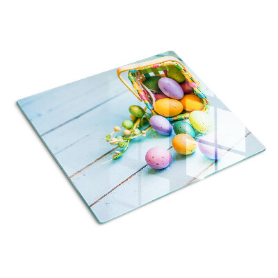 Tábua para corte Ovos de Páscoa coloridos em uma cesta