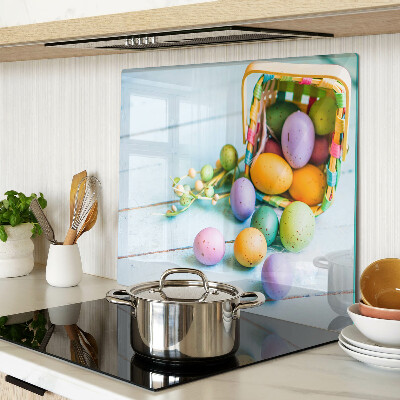 Tábua para corte Ovos de Páscoa coloridos em uma cesta