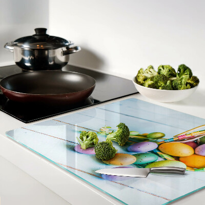 Tábua para corte Ovos de Páscoa coloridos em uma cesta