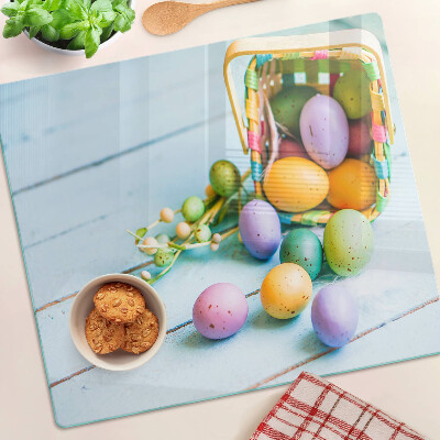 Tábua para corte Ovos de Páscoa coloridos em uma cesta