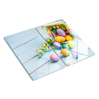 Tábua para corte Ovos de Páscoa coloridos em uma cesta