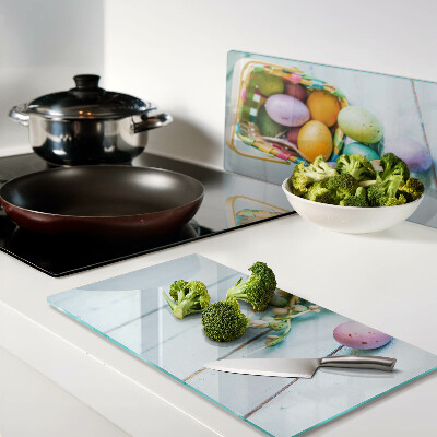 Tábua para corte Ovos de Páscoa coloridos em uma cesta