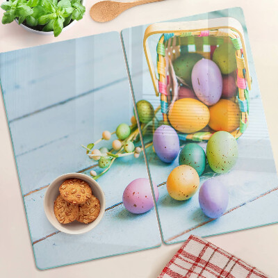 Tábua para corte Ovos de Páscoa coloridos em uma cesta