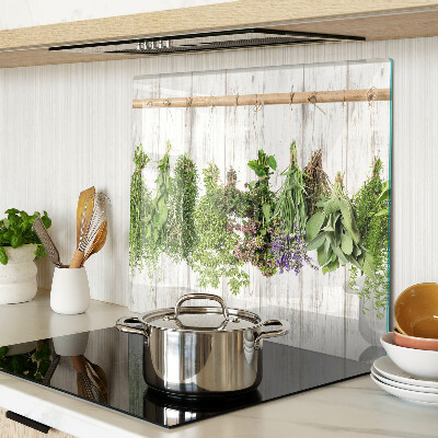 Tábua para corte Ervas em um fundo de madeira