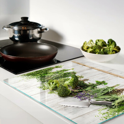 Tábua para corte Ervas em um fundo de madeira