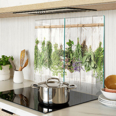 Tábua para corte Ervas em um fundo de madeira