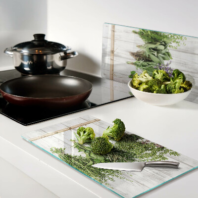 Tábua para corte Ervas em um fundo de madeira