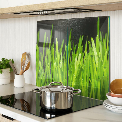 Tábua para corte Grama verde com gotas de água