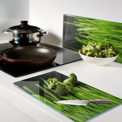 Tábua para corte Grama verde com gotas de água