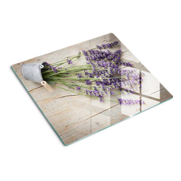 Tábua para corte Lavanda em um vaso sobre um fundo de madeira