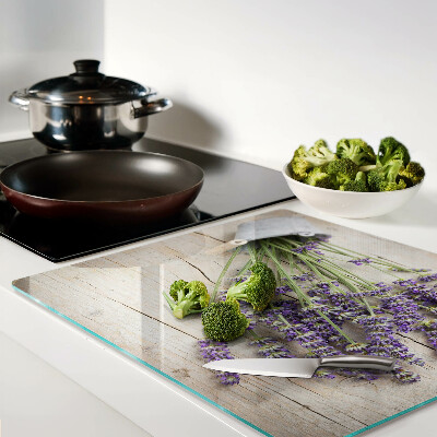 Tábua para corte Lavanda em um vaso sobre um fundo de madeira