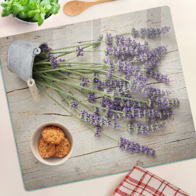 Tábua para corte Lavanda em um vaso sobre um fundo de madeira