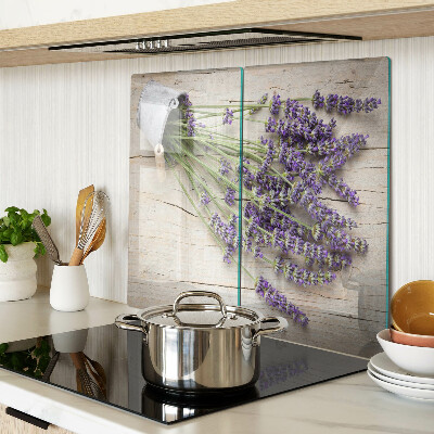 Tábua para corte Lavanda em um vaso sobre um fundo de madeira