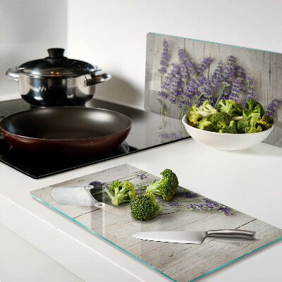 Tábua para corte Lavanda em um vaso sobre um fundo de madeira