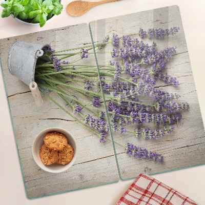 Tábua para corte Lavanda em um vaso sobre um fundo de madeira