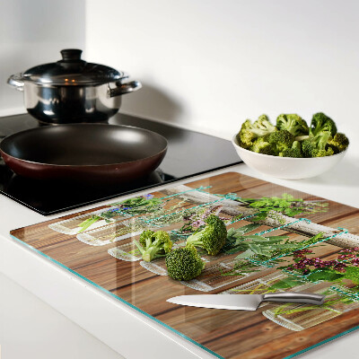 Tábua para corte Ervas em potes sobre fundo de madeira