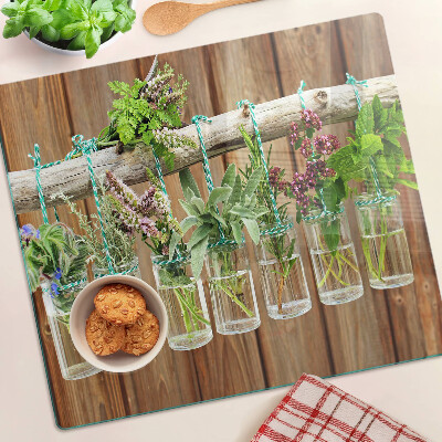 Tábua para corte Ervas em potes sobre fundo de madeira