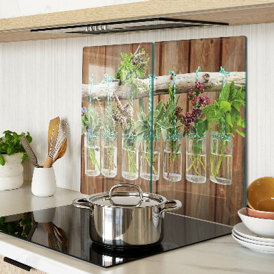 Tábua para corte Ervas em potes sobre fundo de madeira