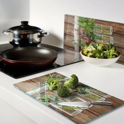 Tábua para corte Ervas em potes sobre fundo de madeira