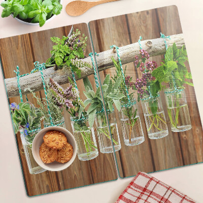 Tábua para corte Ervas em potes sobre fundo de madeira