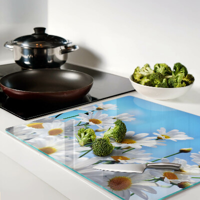 Tábua para corte Flores de margarida em um fundo azul